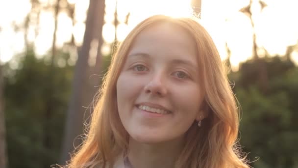 Γοητευτική νεαρή κοπέλα, χαμογελά σε κάμερα — Αρχείο Βίντεο
