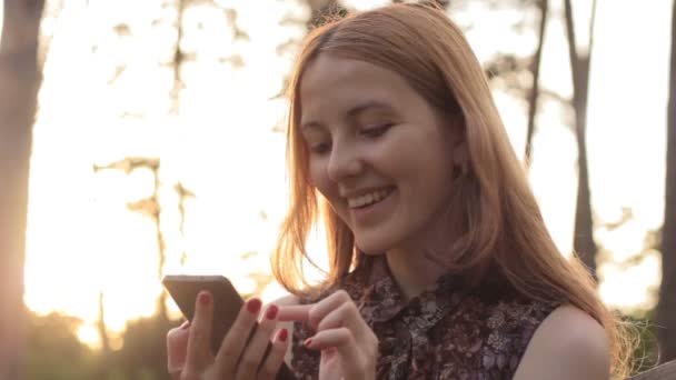 시골에서 휴대 전화를 사용 하는 동안 웃 고 하는 여자 — 비디오