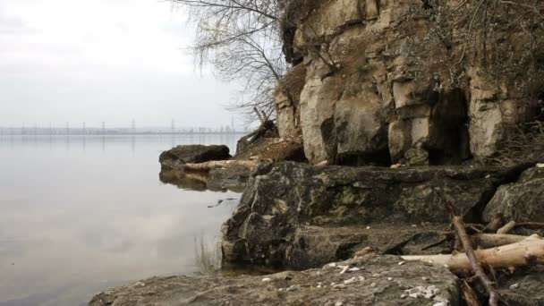 Timelapse río en la costa rocosa — Vídeo de stock