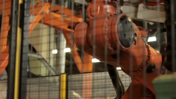 Vista del robot che si prepara a lavorare in fabbrica — Video Stock