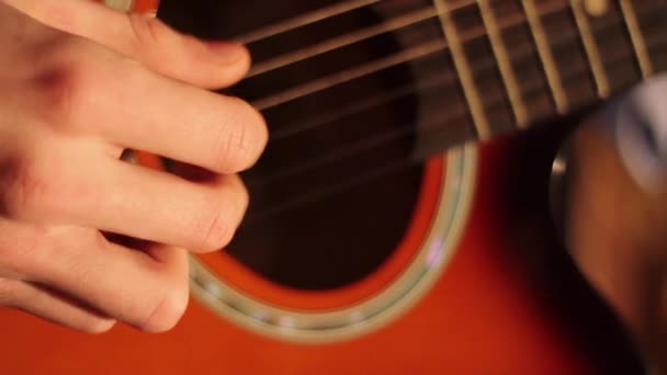 Játszani a gitár, és nézni az ember — Stock videók