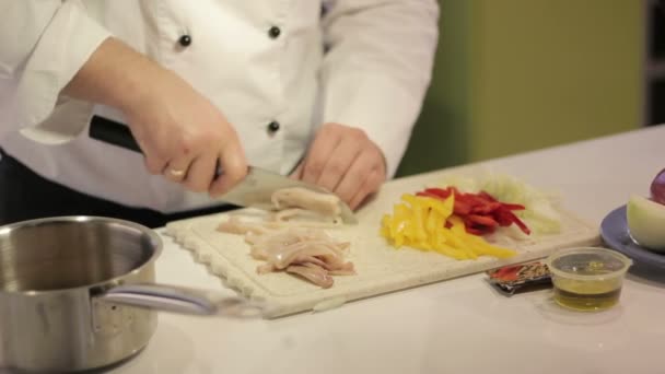 Cocinar prepara verduras de calamar — Vídeo de stock