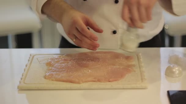 Cozinheiro prepara frango — Vídeo de Stock