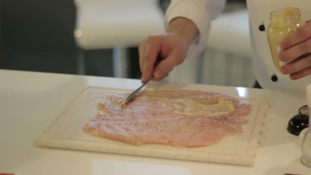 Preparación de pato relleno con mostaza — Vídeos de Stock