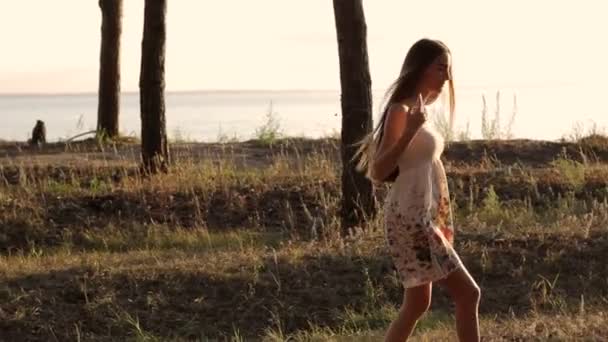 Ragazza va nella foresta sul sole — Video Stock