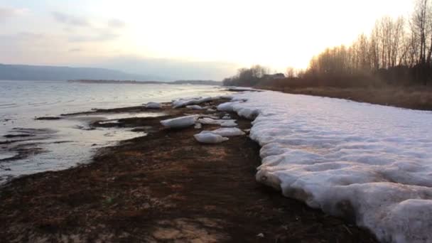 Льоду на Beatch річці руху — стокове відео