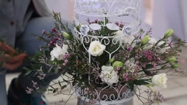Blumen für den Hochzeitstag machen — Stockvideo