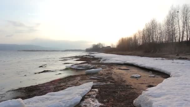 Hielo en el movimiento del río Beatch — Vídeo de stock