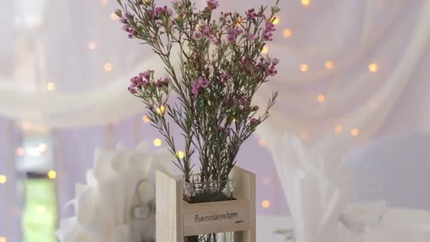 Schöne Blumen auf dem Tisch am Hochzeitstag — Stockvideo