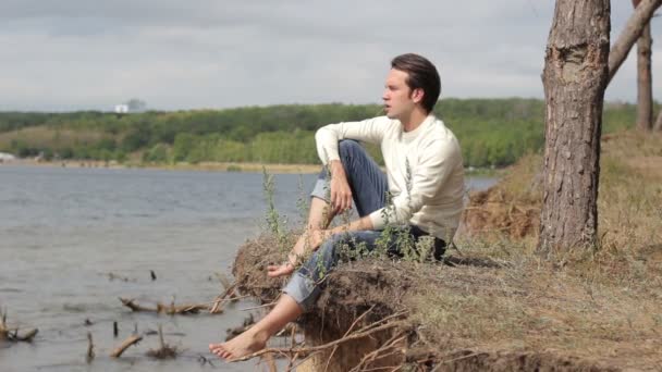 Man looks into the distance to the sea — Stock Video