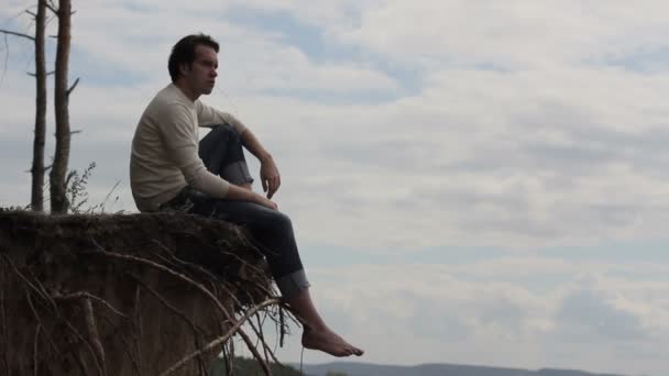 El hombre mira a la distancia al mar — Vídeos de Stock