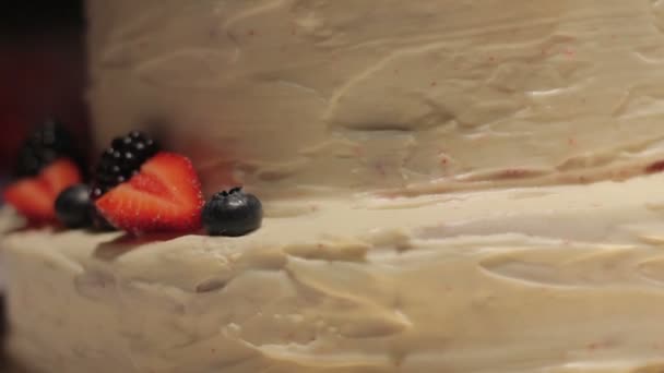 Berry φράουλα τούρτα διακόσμηση — Αρχείο Βίντεο