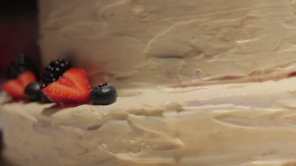 Décoration de gâteau aux fraises aux baies — Video