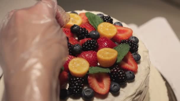 Berry çilek pasta Dekorasyonu — Stok video