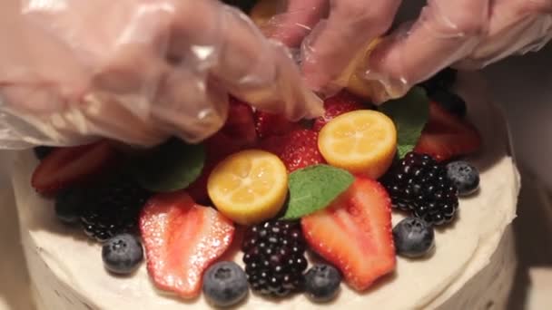 Decoración de pastel de fresa de bayas — Vídeo de stock