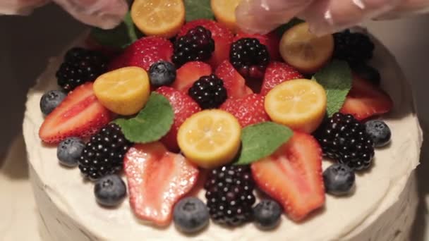 Decoración de pastel de fresa de bayas — Vídeo de stock