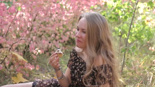 Young girls eating cupcake and smile autumn — Stock Video