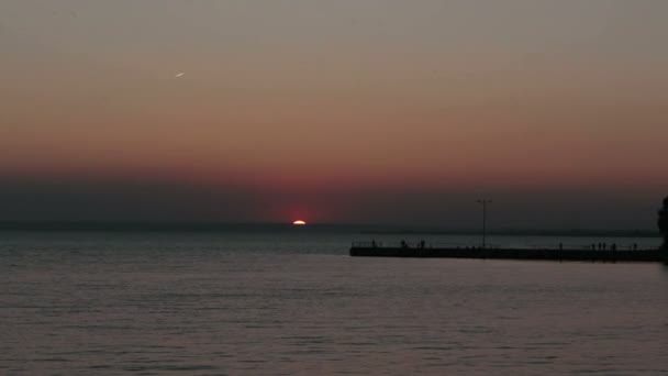 太阳在水和码头 — 图库视频影像