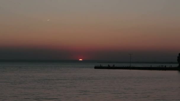 Sun over the water and wharf — Stock Video