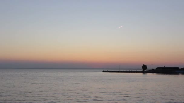 Sun over the water and wharf — Stock Video