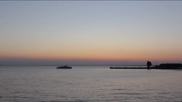 Het schip aan de horizon op pier — Stockvideo