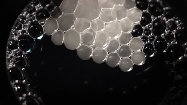 Schuim bubbels abstracte zwarte achtergrond — Stockvideo