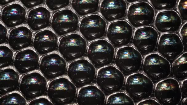 Bulles de mousse fond noir abstrait — Video