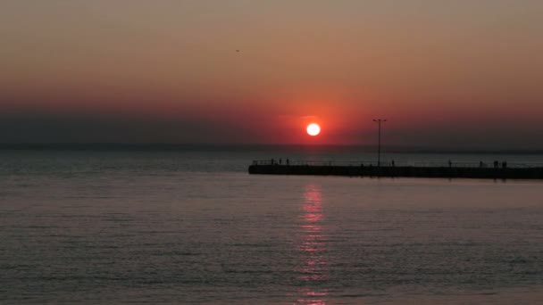 Sol sobre el agua y el muelle — Vídeos de Stock