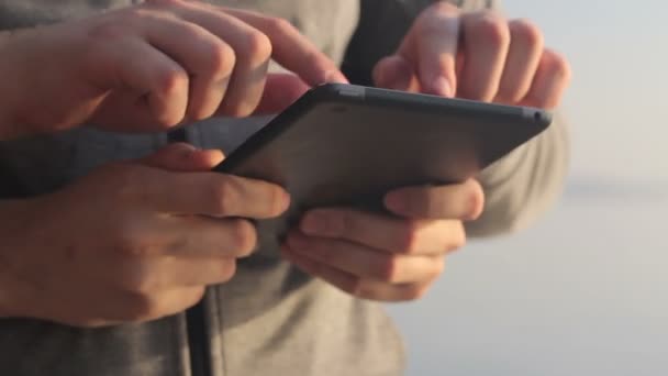 Jovens mãos de homem tocam em um tablet . — Vídeo de Stock