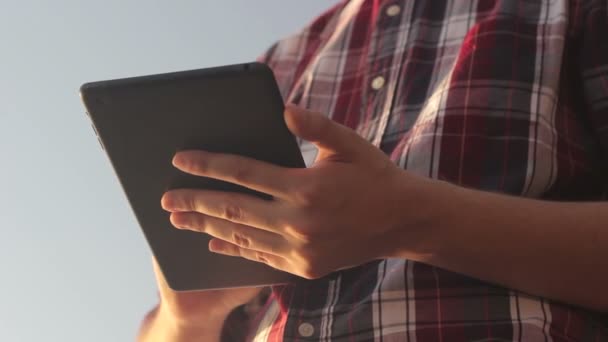 Adam niteliğine elinde güneşli tablet — Stok video