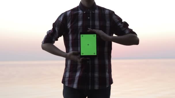 Mężczyzna, trzymając tabletkę z zielonym ekranem — Wideo stockowe