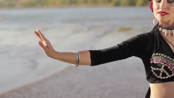 Menina bonita dançando dança exótica na natureza — Vídeo de Stock