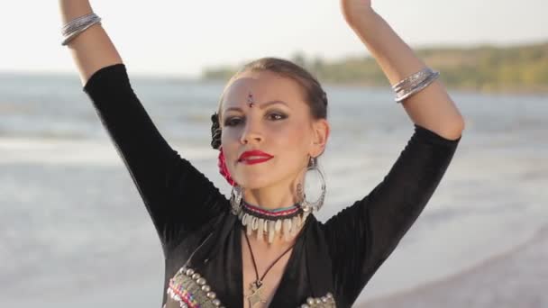 Όμορφο κορίτσι χορεύουν εξωτικός χορός στην φύση — Αρχείο Βίντεο