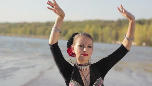 Hermosa chica bailando danza exótica en la naturaleza — Vídeo de stock