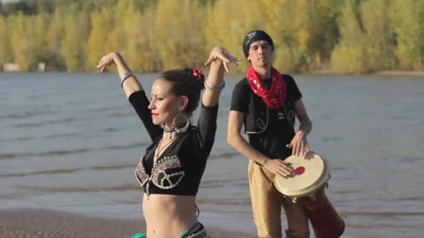 Mooi meisje dansen exotische dans met drummer — Stockvideo