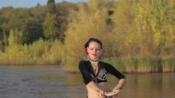 Vacker flicka dansa exotisk dans på stranden — Stockvideo