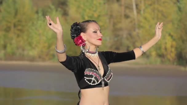 Hermosa chica bailando danza exótica en la playa — Vídeo de stock