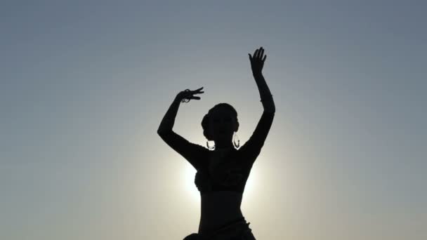 Девушка-силуэт танцует экзотический танец — стоковое видео
