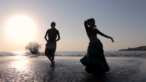 Silhouette ragazza danza danza esotica con batterista — Video Stock