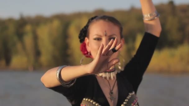 Menina bonita dançando dança exótica na natureza — Vídeo de Stock