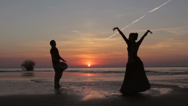 Baterist ile egzotik dans dans siluet kız — Stok video