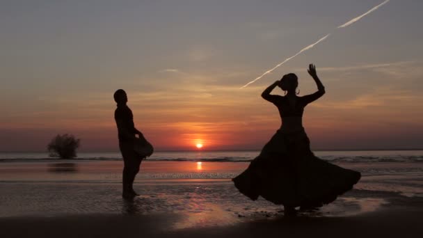 Silhouette Girl tanzt exotischen Tanz mit Schlagzeuger — Stockvideo