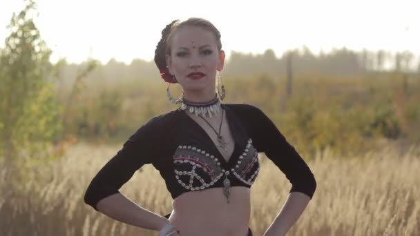 Mooi meisje dansen exotische dans op aard — Stockvideo