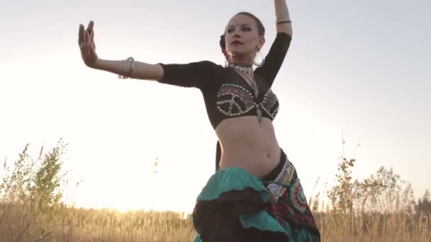 Belle fille dansant danse exotique sur la nature — Video