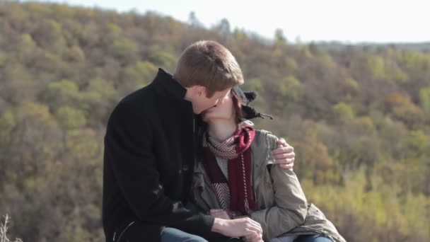 Par i bergen njuta av livet och kyssar — Stockvideo