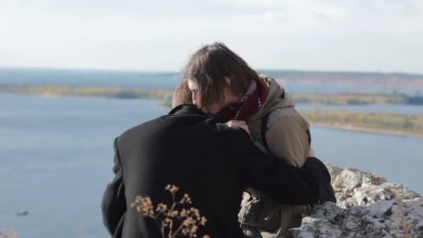 Pareja joven riendo juntos al aire libre — Vídeos de Stock