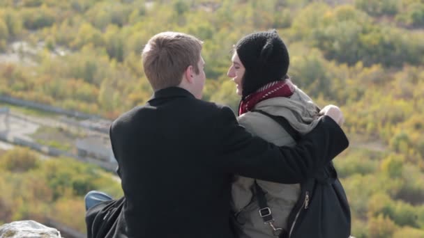 Υπέροχο νεαρό ζευγάρι φιλιά στην ύπαιθρο — Αρχείο Βίντεο