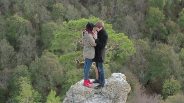 Adorável jovem casal beijando ao ar livre — Vídeo de Stock