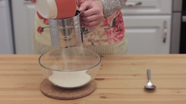 Womens hands Sifting flour into a bowl — Stock Video