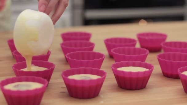 Cupcake tésztát cupcake formába öntik. — Stock videók